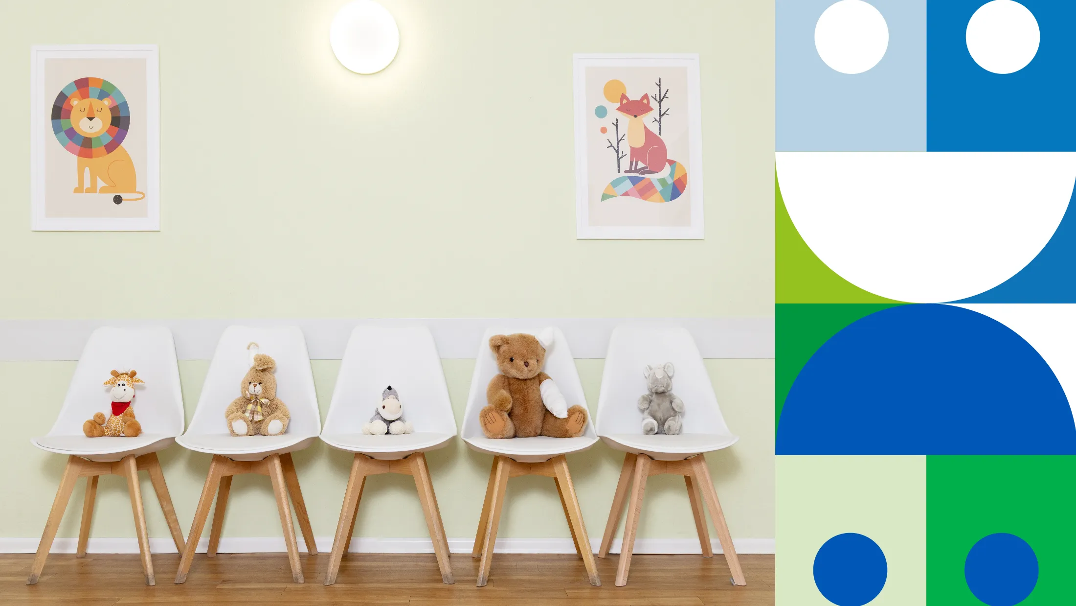 5 weiße Stühle mit Kuscheltieren stehen vor einer hellgrünen Wand im Wartebereich der Praxis.