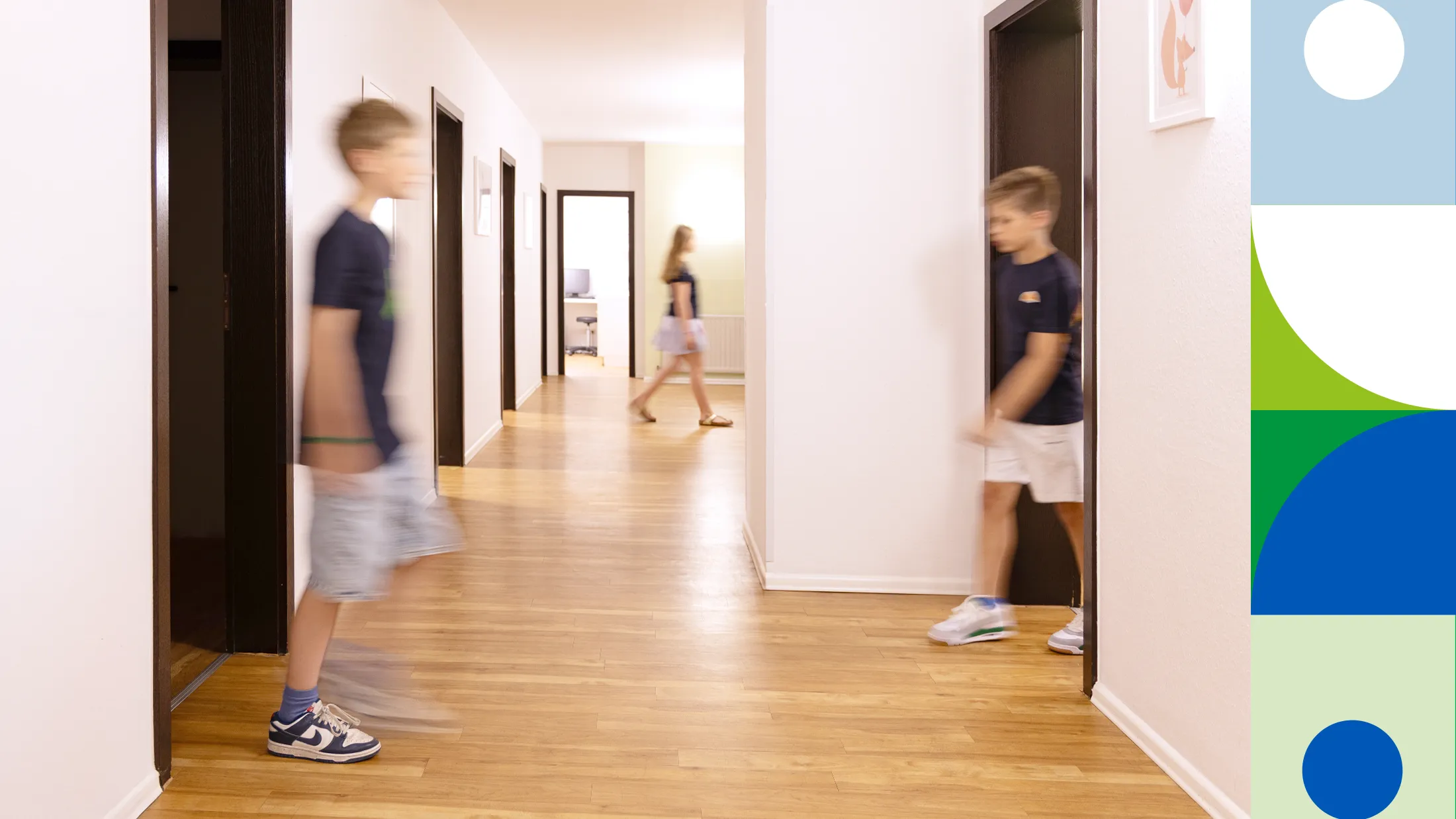 Drei Kinder laufen durch die hellen und modernen Räume der Praxis.